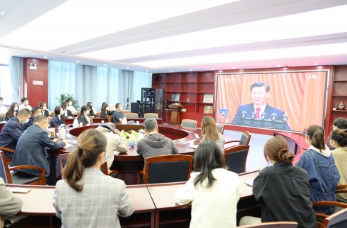 我校组织师生集中收看党的二十大开幕盛况