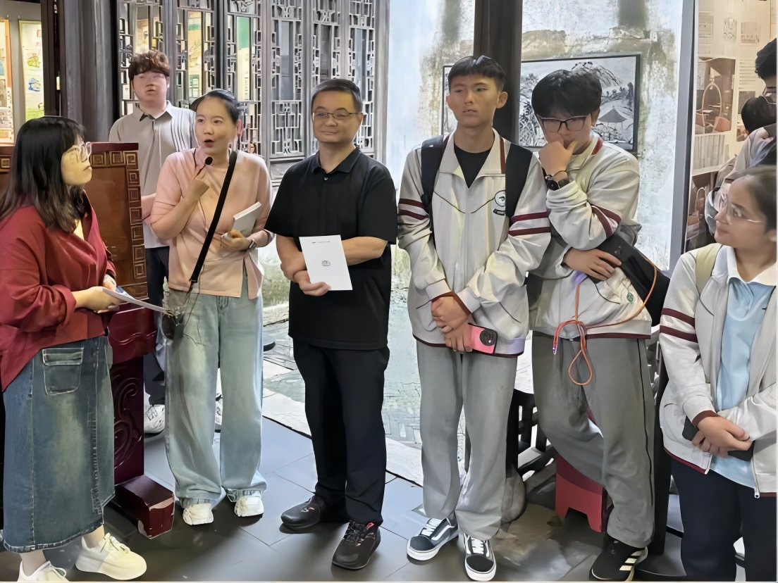 愿以寸心寄华夏 团结奋进一家亲｜我校与青山高级中学开展“石榴花开心连心 欢度国庆一家亲”教育实践活动